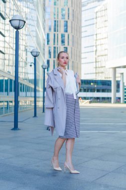 Şehir arasında duran bir genç başarılı iş kadın portresi