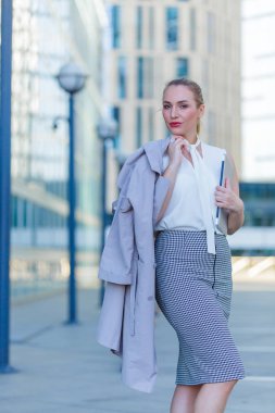 Şehir arasında duran bir genç başarılı iş kadın portresi