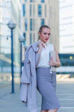 Şehir arasında duran bir genç başarılı iş kadın portresi