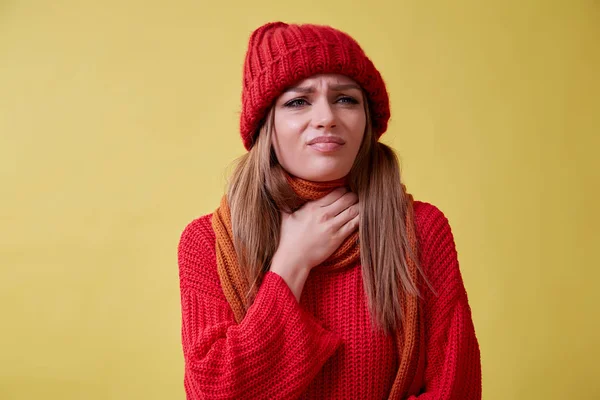 Giovane Donna Malata Nel Maglione Rosso Tosse Piedi Sullo Sfondo — Foto Stock