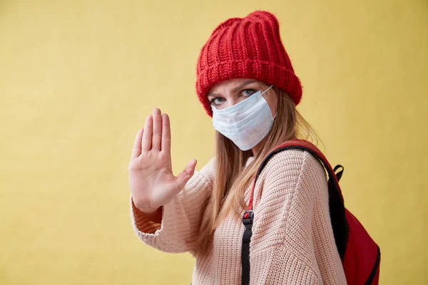 Hasta kız kırmızı şapka ve Sarı zemin üzerine tıbbi maskesi