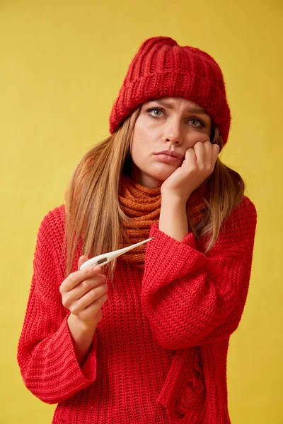 Una Donna Malata Con Termometro Medico Immagine Sfondo Giallo — Foto Stock