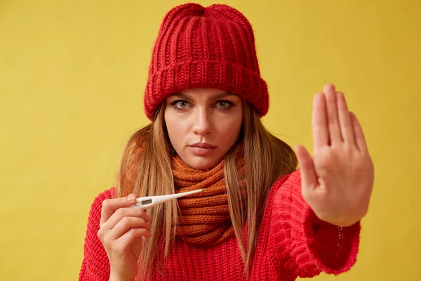 Tıbbi bir termometre tutan hasta kadın. Sarı arka plan görüntü