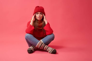 Kötü bir baş ağrısı olan hasta bir kadın. Pembe arka plan görüntü