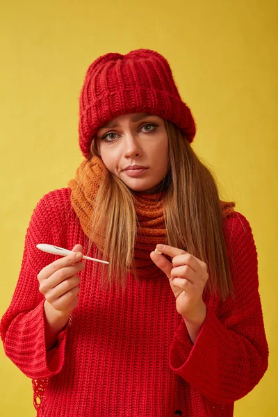 Donna Malata Che Tiene Mano Pillola Termometro Medico Immagine Sfondo — Foto Stock