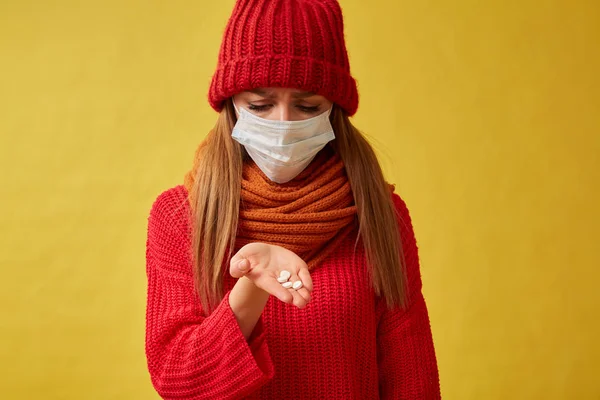 Mulher Doente Uma Máscara Médica Segurando Pílulas Suas Mãos Imagem — Fotografia de Stock