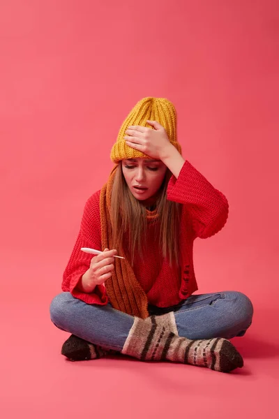 Una Donna Malata Con Cappello Giallo Tiene Mano Termometro Medico — Foto Stock