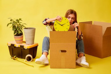 Hareketli Kutular ortasında oturan kadın. Yeni p hareket insanlar