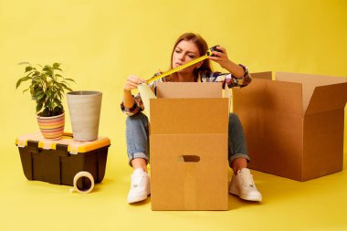 Hareketli Kutular ortasında oturan kadın. Yeni p hareket insanlar