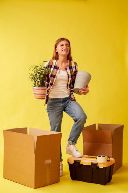 Genç bir kadın bir çiçek ve bir pot ile onun elleri betwee durumda