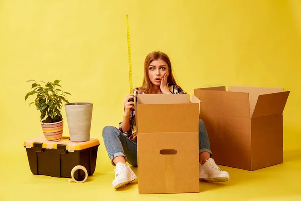 Woman sitting in the middle of moving boxes. People moving new p — Stock Photo, Image