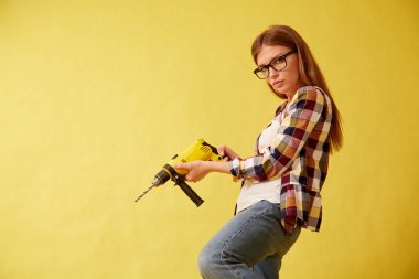 Dallas'da bir aileyle yaşamış kadın ustaca kutuları arasında duran bir tatbikat tutar. Stüdyo