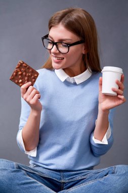 Çikolata yiyip kahve içmeyi öğrenci. Öğrenci kavram. Stüdyo