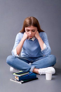 Öğrenci katta oturan kitap okuma. Öğrenci kavram. Stüdyo