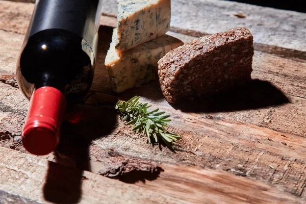 Κόκκινο κρασί και υλικά για ρομαντικό δείπνο με το ξύλινο υπόβαθρο. Τυρί και ψωμί. — Φωτογραφία Αρχείου