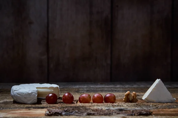 Diseño de vino con uvas sobre mesa de madera con queso azul —  Fotos de Stock