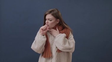 Hasta kız burun ve baş ağrısı acı sıcak bir eşarp sarılmış