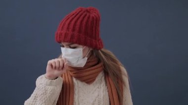 Hasta kız bir maske öksürük ve üzgün koyar
