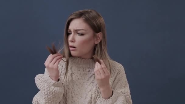 Jong meisje ongelukkig met haar droog en beschadigd haar — Stockvideo