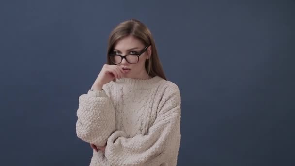 Dziewczyna podnosi okulary i wyraża negatywne emocje — Wideo stockowe