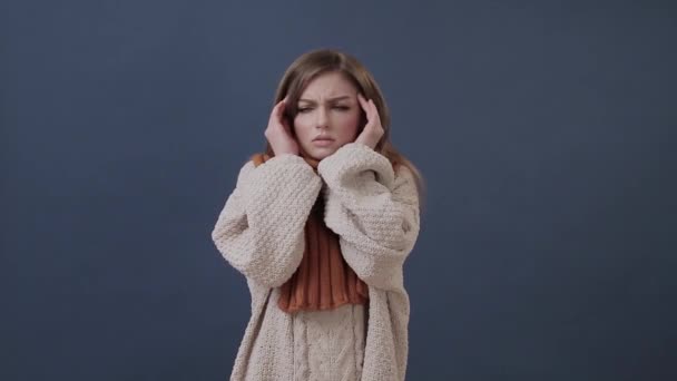 Chica enferma envuelta en una bufanda caliente que sufre de nariz y dolor de cabeza — Vídeo de stock