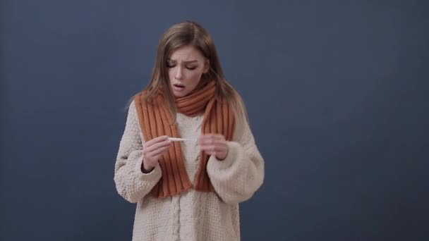 Menina doente envolto em um lenço quente mede a temperatura — Vídeo de Stock