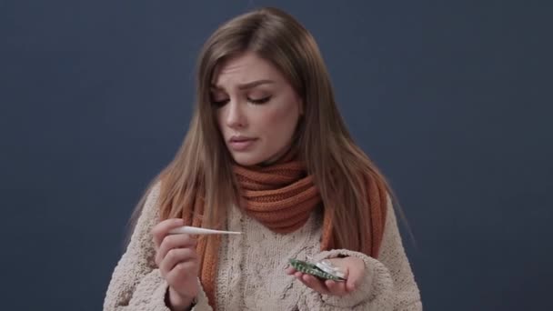 Хвора дівчина, загорнута в теплий шарф, страждає від носа і головного болю — стокове відео