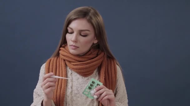 Больной женщина измеряет температуру и улыбается — стоковое видео