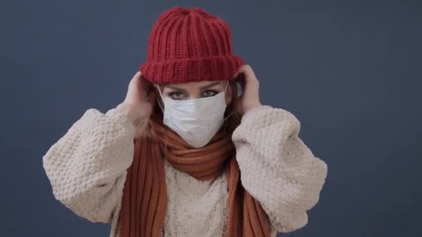 病気の女の子はマスクの咳と悲しみを置く — ストック動画