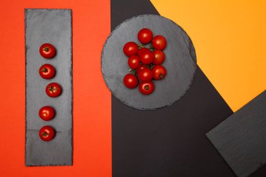 Olgun kiraz domates renkli arka plan üzerinde siyah kayrak panoları üzerinde oluşan