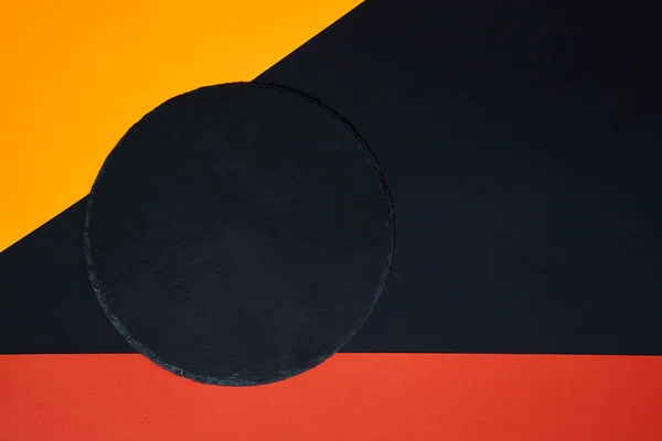 Felülről üres, fekete pala, amely a fedélzeten található többszínű háttérrel geometrikus kompozíció — Stock Fotó