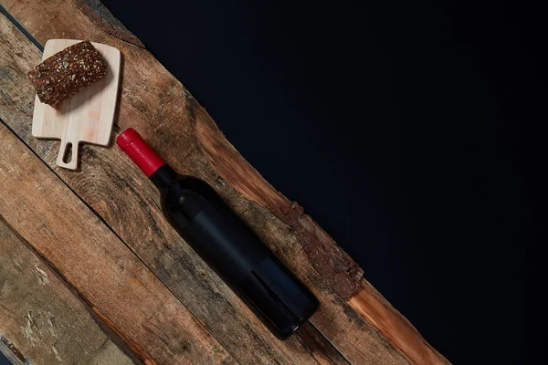 Διάταξη των φιαλών του κόκκινου κρασιού σε πολύχρωμο φόντο χαρτί — Φωτογραφία Αρχείου