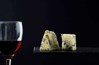 Kırmızı şarap ve aromatik mavi peynir küçük parçalar porsiyon