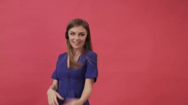 Kulaklık Studio, mor arka plan elbise dans güzel kız