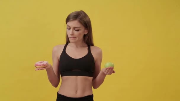 Bir diyet sportif kız bir çörek ve Apple arasında seçer. Sağlıklı yaşam tarzı