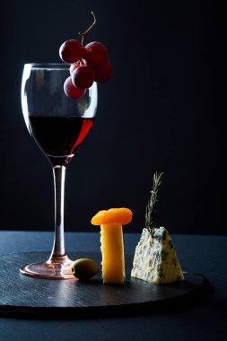 Kayrak tahtasında kırmızı şarap için geleneksel meze bileşimi