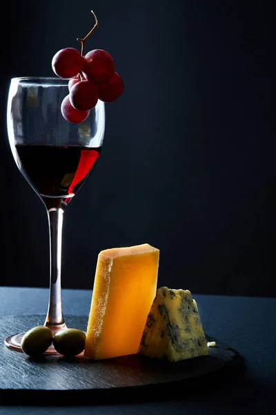 Glas heerlijke rode wijn onder traditionele aperitief voor rode wijn op leisteen bord — Stockfoto