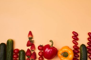 Renkli meyve ve sebze desen veya arka plan. Farklı mevsim olgun sebze ve çilek kompozisyonu