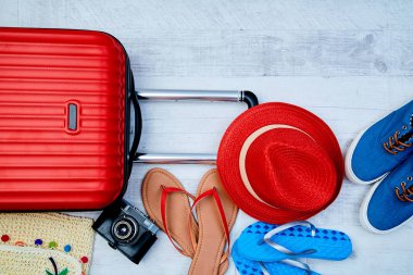 Aktif yaz tatili için renkli aksesuarların düzeni. Bloglama veya kadın blogger anlayışı.