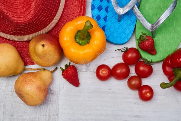Composition de légumes et fruits de saison à côté des accessoires d'été. Ferme là. Concept de blogging alimentaire — Photo