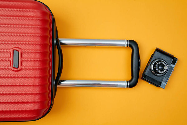 Сверху раскладка ярких летних аксессуаров для путешествий. Летние каникулы
