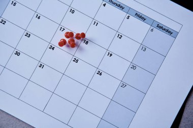 Zaman yönetimi son tarih ve zamanlama kavramı: kırmızı Pushpins zamanlama planı
