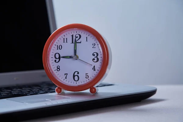 时间管理截止日期和时间表概念: 闹钟和笔记本电脑 — 图库照片
