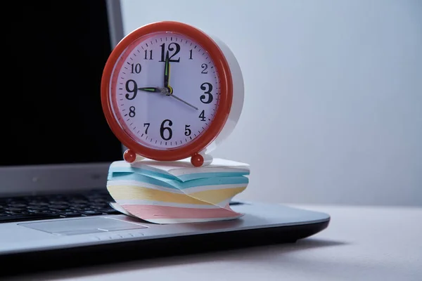 Керування часом і концепція розкладу: будильник і ноутбук і липкі нотатки — стокове фото