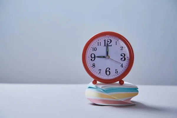 Time management deadline and schedule concept: alarm clock and sticky notes — Stock Photo, Image