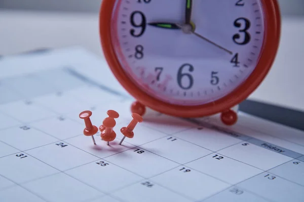 Gestión del tiempo, plazo y concepto de horario: despertador y pulsador en el plan de horario —  Fotos de Stock