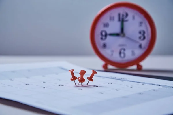 Gestión del tiempo, plazo y concepto de horario: despertador y pulsador en el plan de horario —  Fotos de Stock