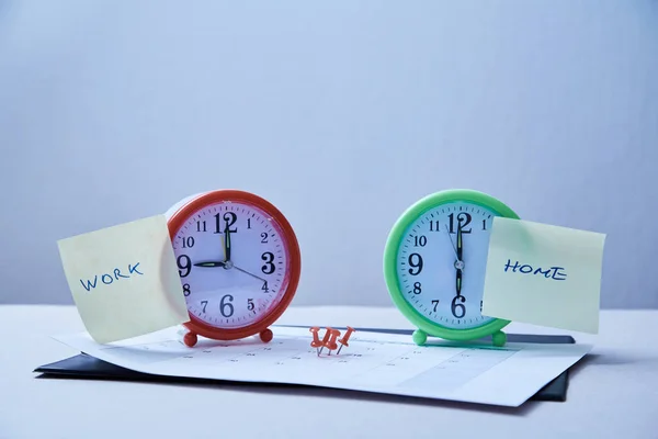 Termine di gestione del tempo e concetto di pianificazione: adesivi incollati sull'orologio da tavolo e la manopola rossa — Foto Stock