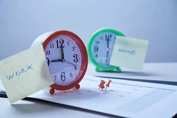 Plazo de gestión del tiempo y el concepto de horario: pegatinas pegadas en el reloj de mesa y pulsador rojo — Foto de Stock