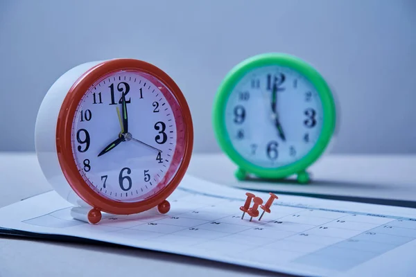 Plazo de gestión del tiempo y el concepto de horario: pegatinas pegadas en el reloj de mesa y pulsador rojo — Foto de Stock